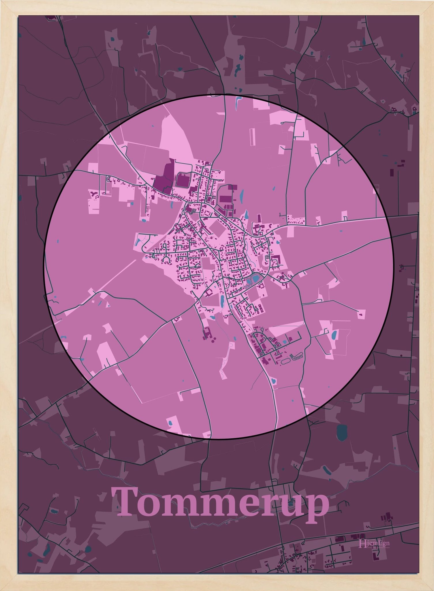 Tommerup plakat i farve pastel rød og HjemEgn.dk design centrum. Design bykort for Tommerup