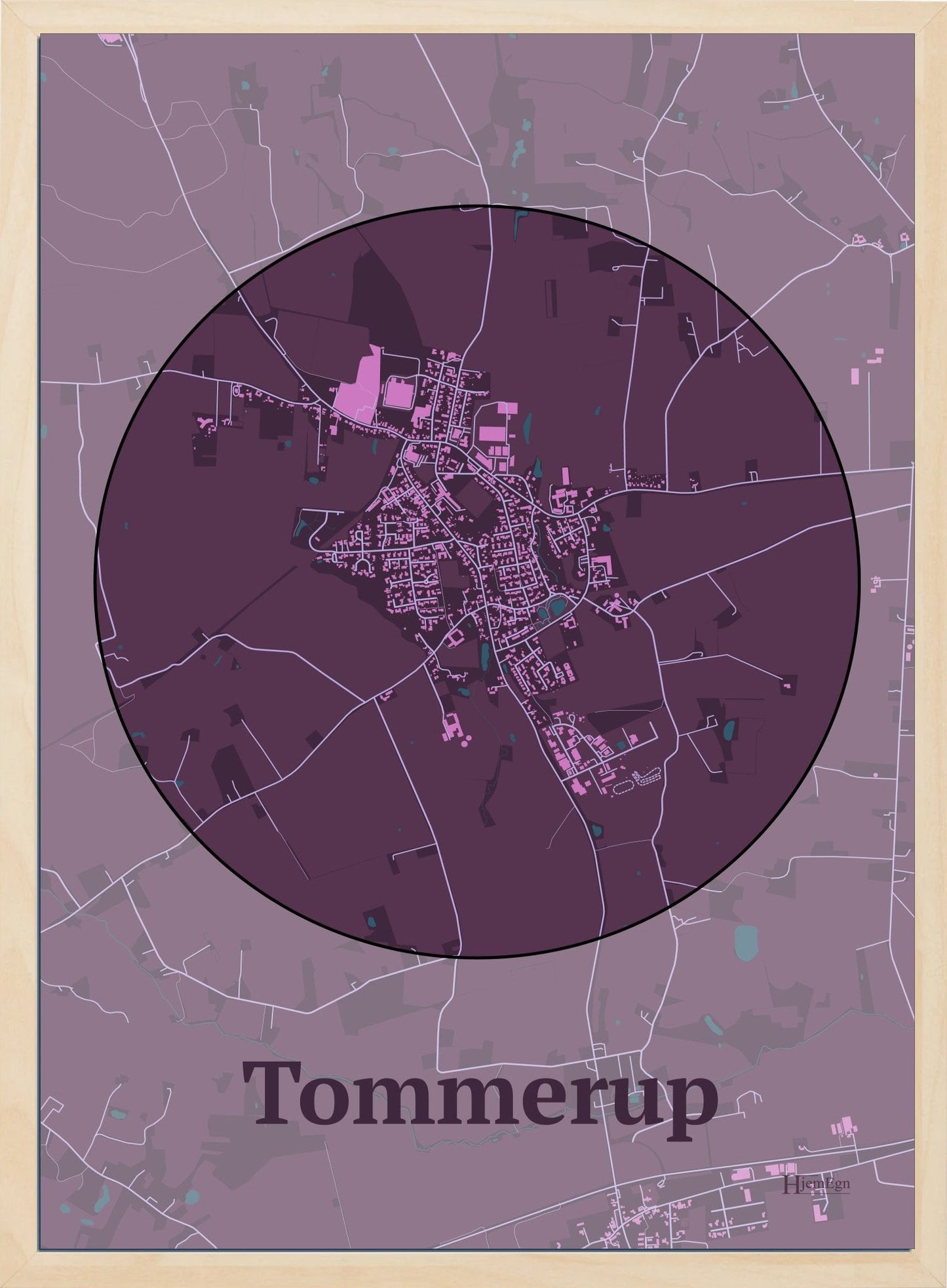 Tommerup plakat i farve mørk rød og HjemEgn.dk design centrum. Design bykort for Tommerup