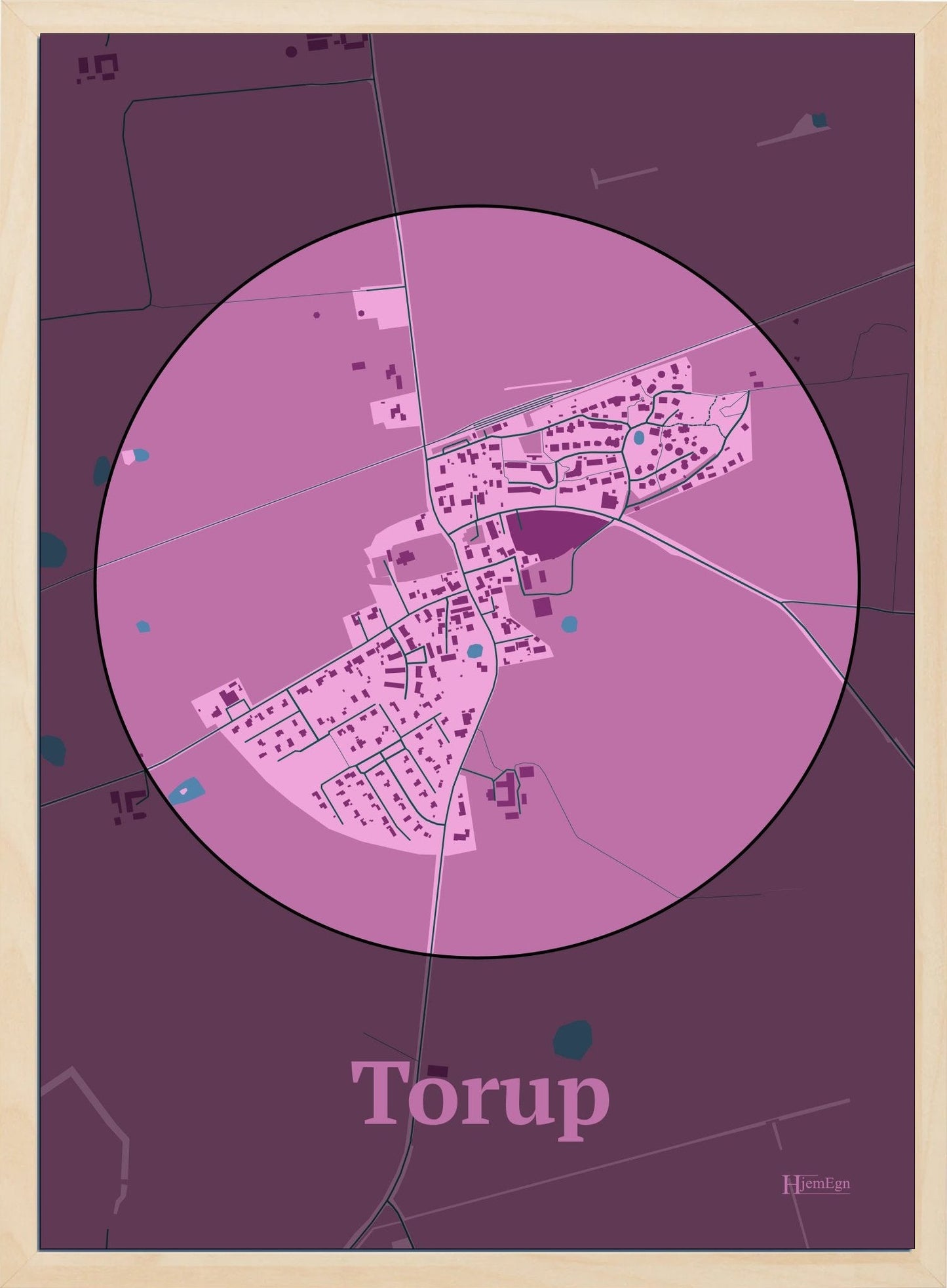 Torup plakat i farve pastel rød og HjemEgn.dk design centrum. Design bykort for Torup