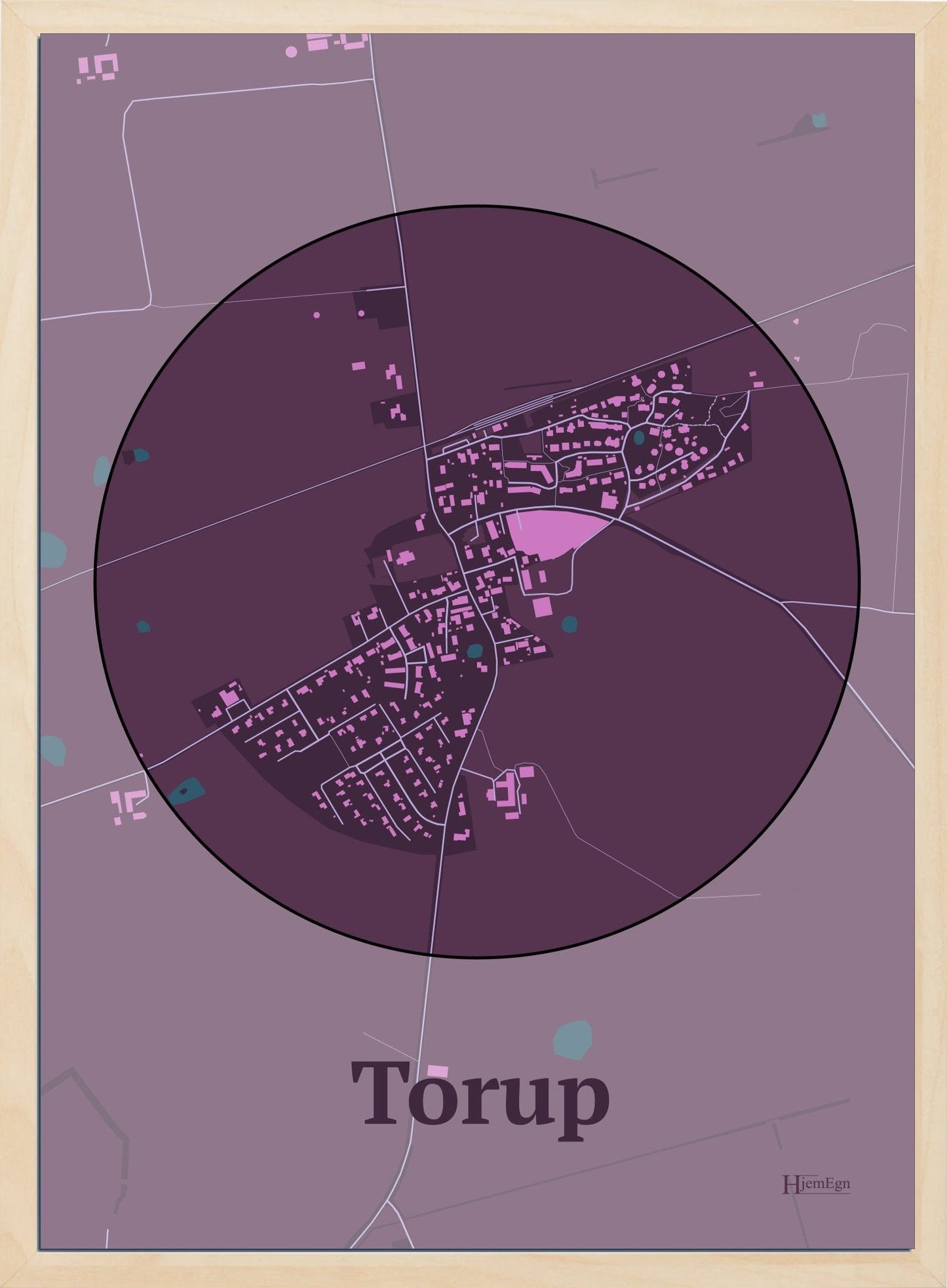 Torup plakat i farve mørk rød og HjemEgn.dk design centrum. Design bykort for Torup