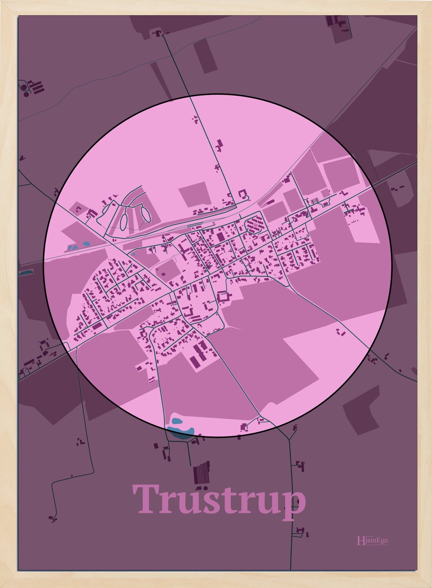 Trustrup plakat i farve pastel rød og HjemEgn.dk design centrum. Design bykort for Trustrup