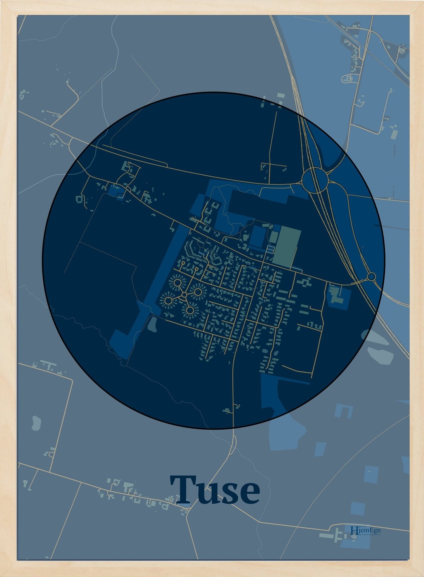 Tuse plakat i farve mørk blå og HjemEgn.dk design centrum. Design bykort for Tuse