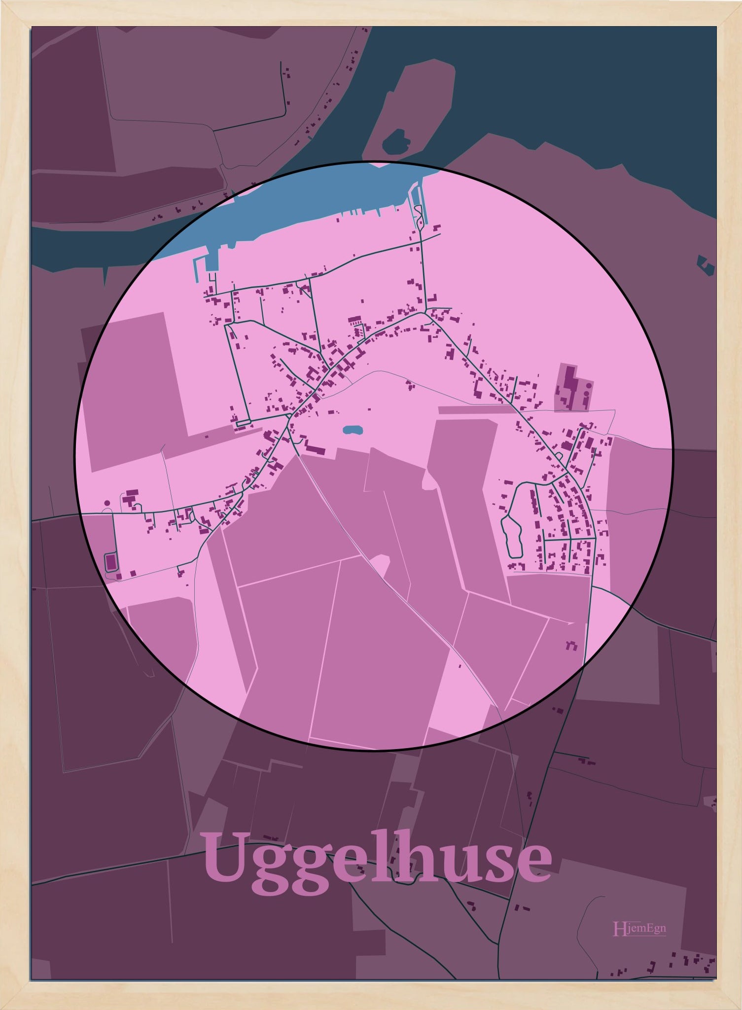 Uggelhuse plakat i farve pastel rød og HjemEgn.dk design centrum. Design bykort for Uggelhuse