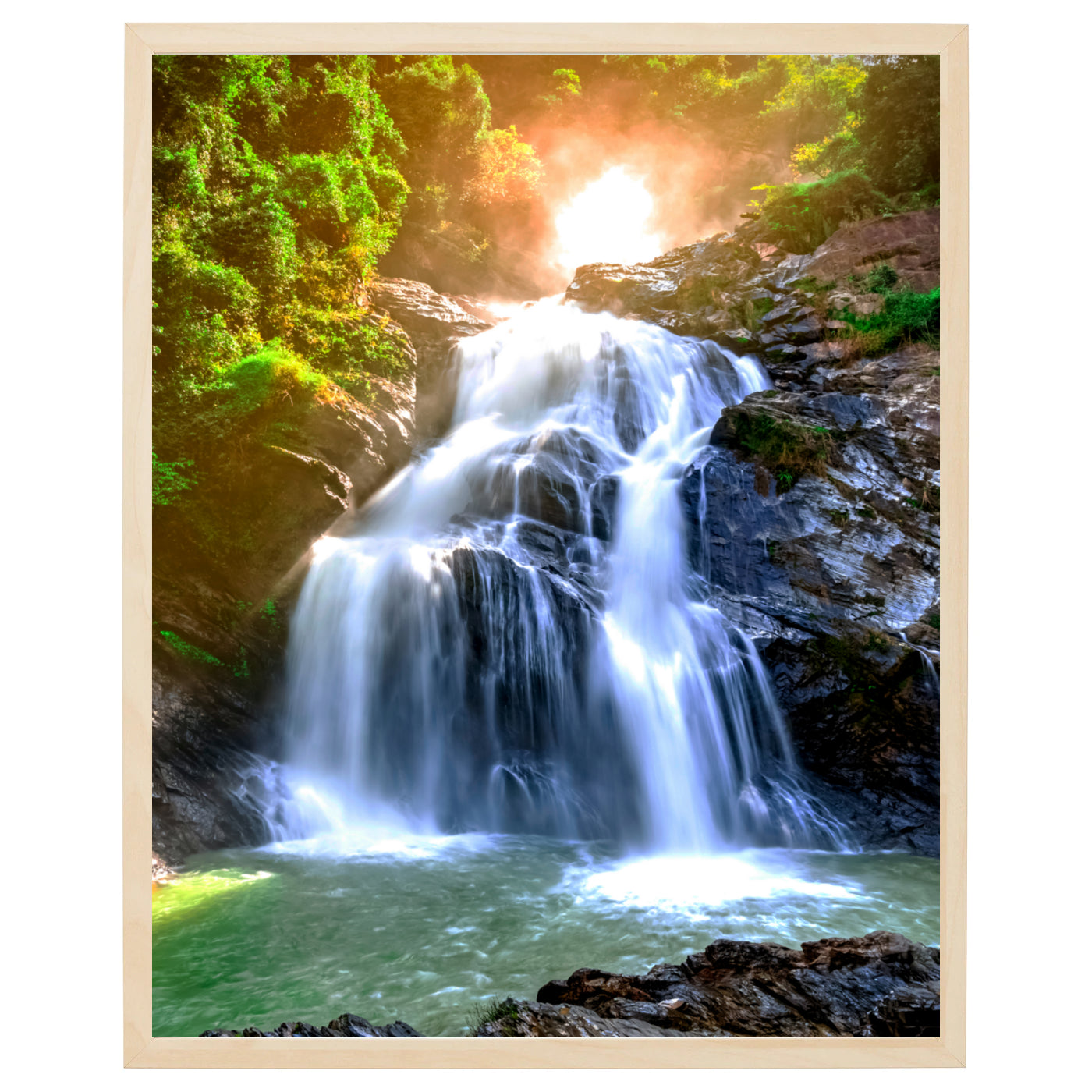 Et majestætisk vandfald fordeler sig i to mindre vandfald og ender i en smuk sø, omgivet af frodig skov og badet i magisk lys.