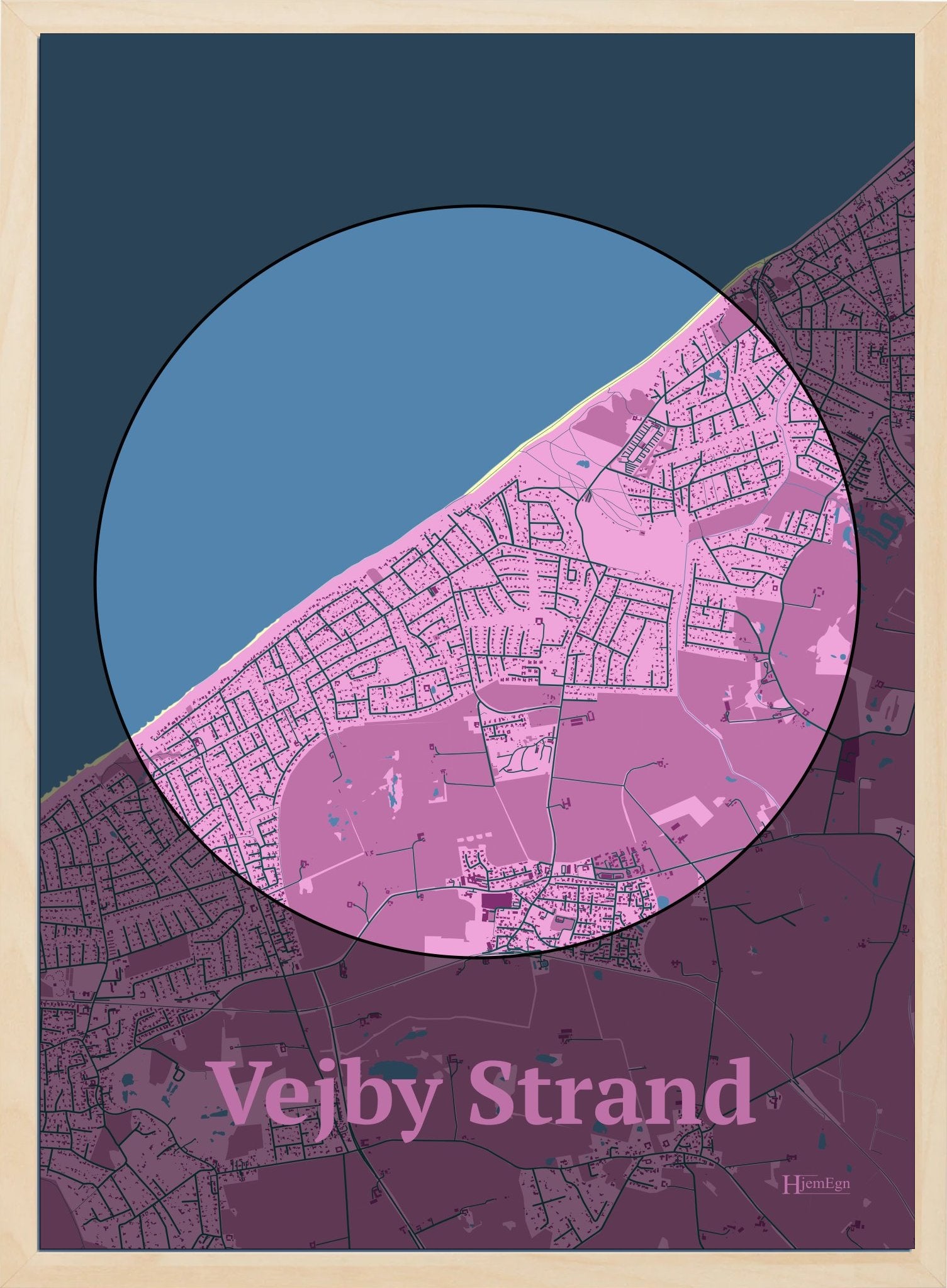 Vejby Strand plakat i farve pastel rød og HjemEgn.dk design centrum. Design bykort for Vejby Strand