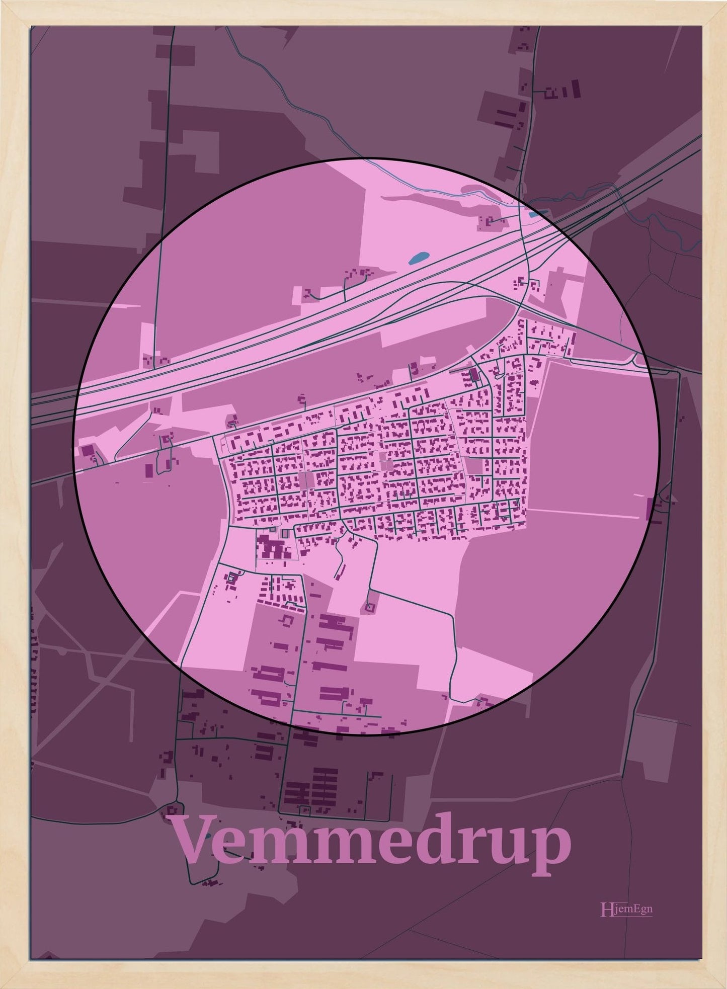 Vemmedrup plakat i farve pastel rød og HjemEgn.dk design centrum. Design bykort for Vemmedrup