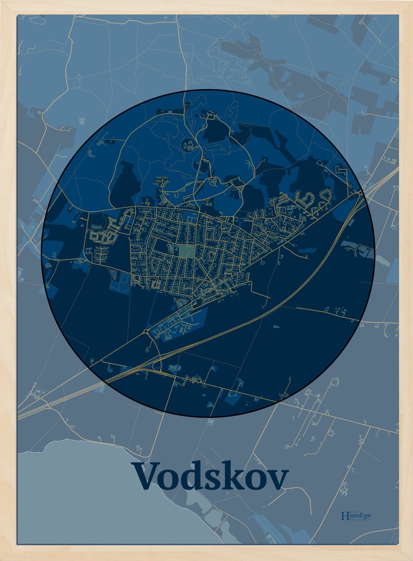Vodskov plakat i farve mørk blå og HjemEgn.dk design centrum. Design bykort for Vodskov